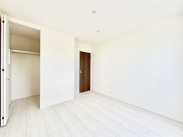 ウォークインクローゼットがあるお部屋！季節ごとの入れ替えも不要で便利です。 