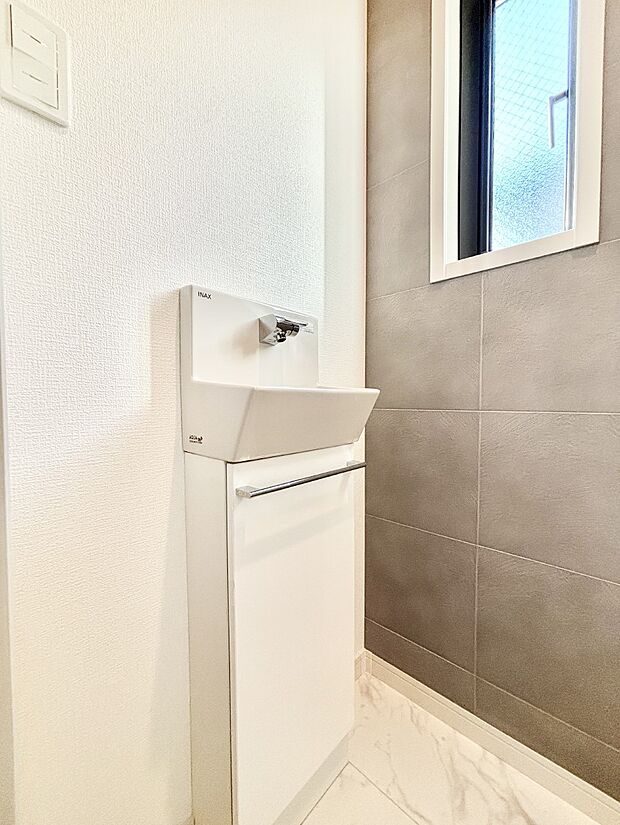 【その他設備(トイレ手洗器)】トイレには手洗器付き。その場ですぐに手を洗うことができて便利です！