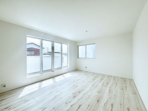 【ダイニング】家族の笑顔が自然と生まれてくる、そんな雰囲気のダイニングに仕上がっています 