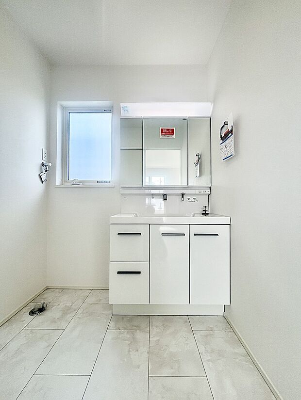 【洗面台・洗面所】大きく見やすい三面鏡で清潔感ある洗面台は、身だしなみチェックや肌のお手入れにおすすめです。 