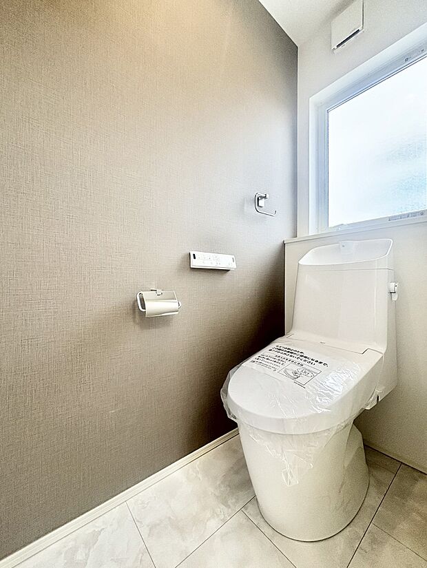 【トイレ】トイレは1階と2階それぞれに配置されていてとても便利です。