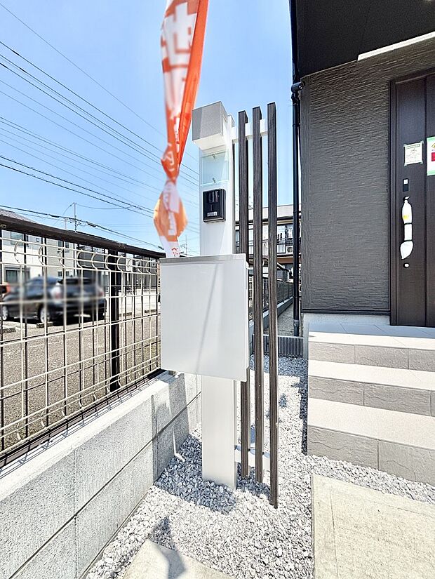 【その他現地】シンプルデザインのポスト。