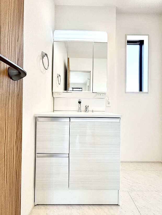 【洗面台・洗面所】大きく見やすい三面鏡で清潔感ある洗面台は、身だしなみチェックや肌のお手入れにおすすめです。