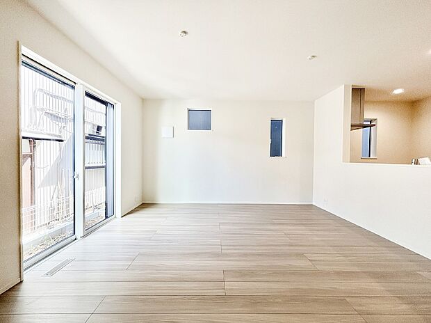 【リビングダイニング】大きな窓からたっぷりの陽光と風を感じられるリビング