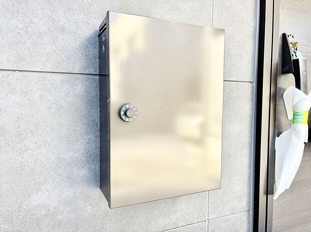 【その他現地】シンプルデザインのポスト。