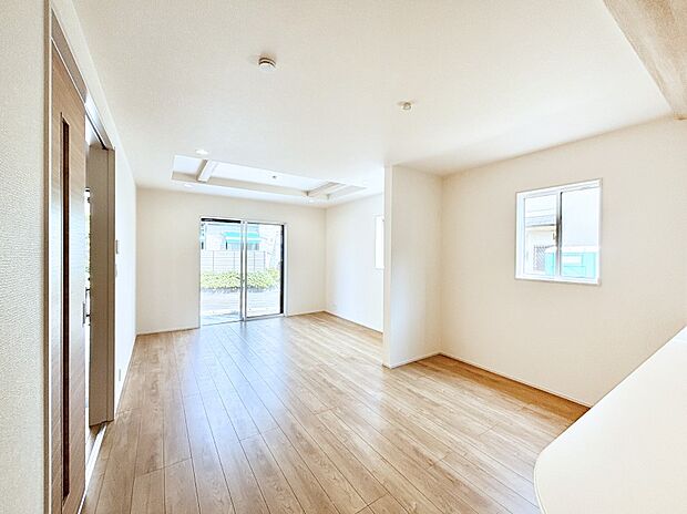 【ダイニング】日当たりの良いリビング。お気に入りのグリーンを飾れば更に心地よさがアップ！