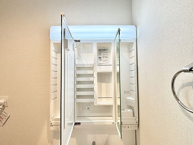 【その他設備(三面鏡裏収納)】三面鏡の裏に、化粧品や衛生用品などを収納可能。洗面台をすっきりと保ちます！