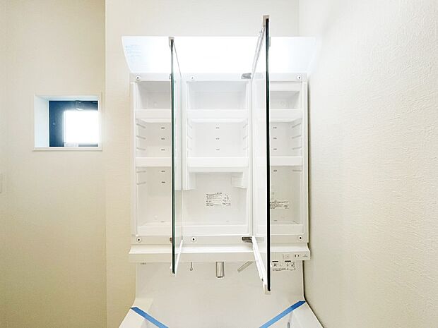 【その他設備(三面鏡裏収納)】三面鏡の裏に、化粧品や衛生用品などを収納可能。洗面台をすっきりと保ちます!