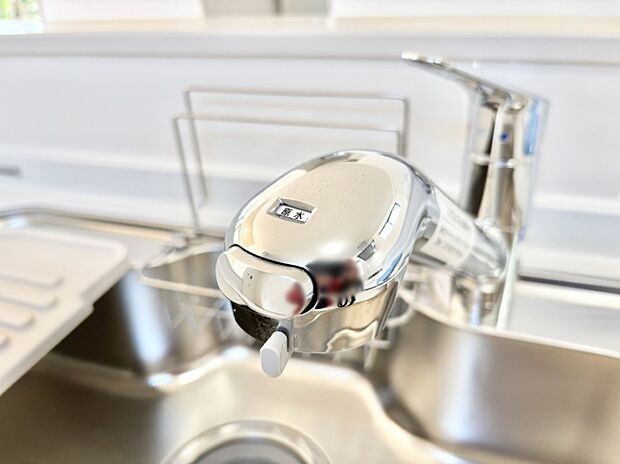 【その他設備(浄水器)】いつでも清潔なおいしいお水を。一つの水栓で水道水と浄水を使い分け。