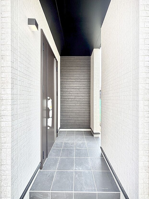 【玄関】大切な家族、来客を出迎える玄関。