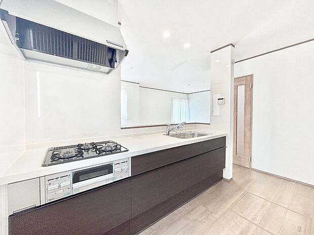 【ダイニングキッチン】リビングで遊ぶお子様を見守りながらお料理ができる対面キッチン。