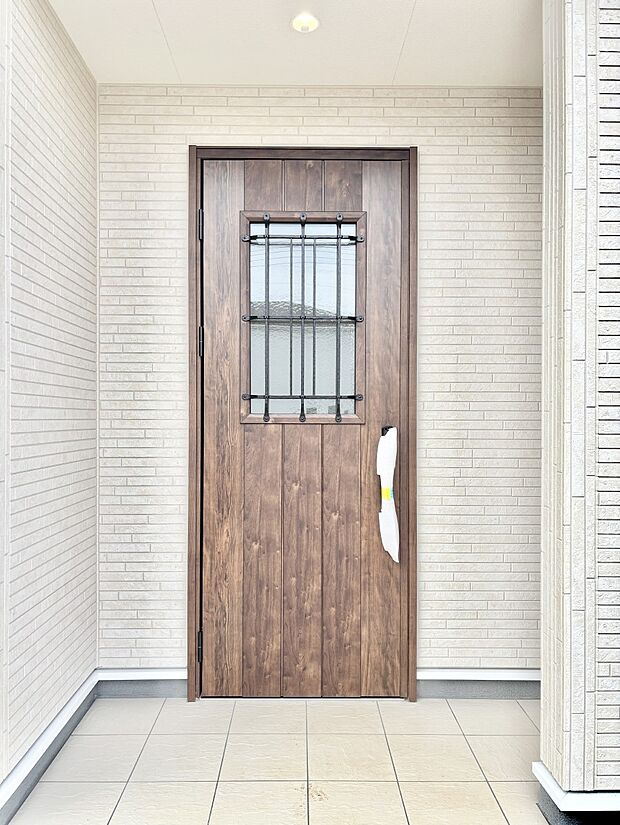 【玄関】大切な家族、来客を出迎える玄関。