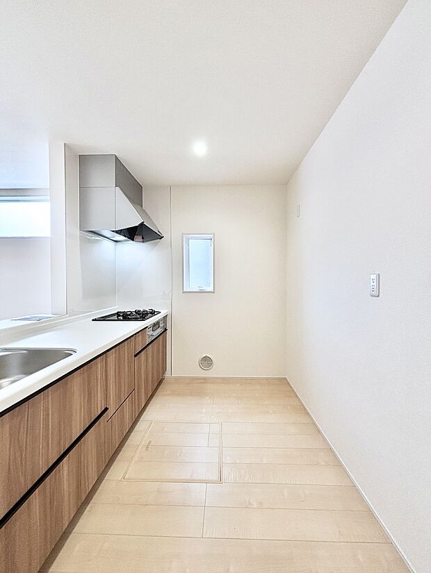 【ダイニングキッチン】爽やかな風が通り抜けるキッチン。窓があるので明るく換気にも役立ちます。