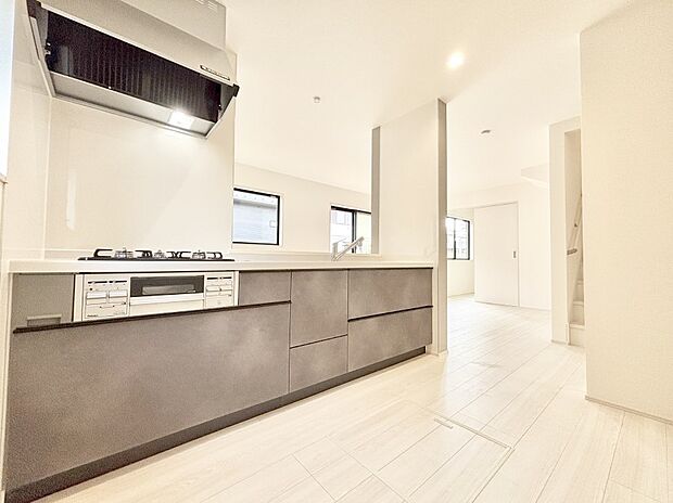 【ダイニングキッチン】ゆとりあるキッチンではご家族と楽しくお料理ができます。