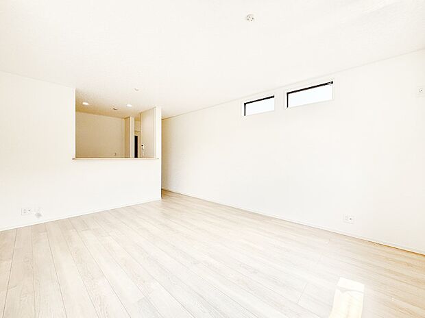 【リビングダイニング】明るい陽光が注ぎ、寛ぎの雰囲気に満たされるリビング・ダイニング。