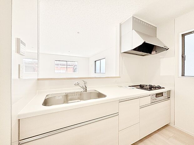 【ダイニングキッチン】料理をしながらでもご家族との会話を楽しめる対面キッチン