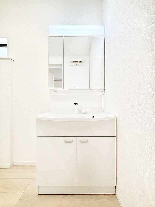 【洗面台・洗面所】三面鏡が嬉しい洗面化粧台です。