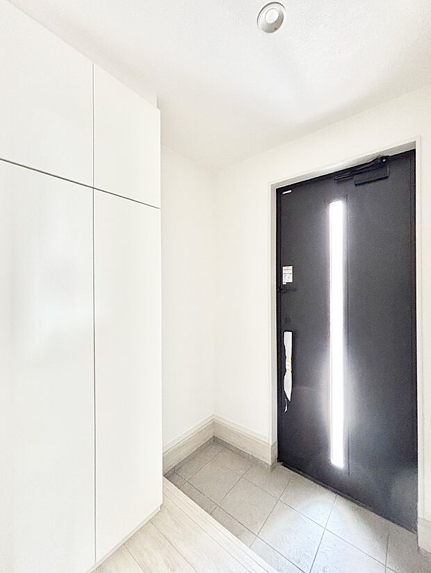 【玄関】家族の帰宅やお客様をあたたかく迎える玄関