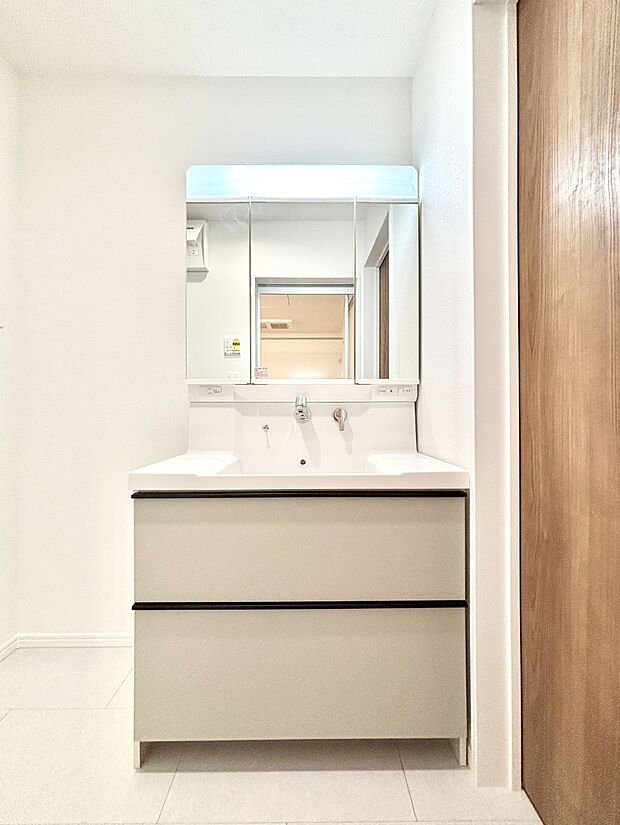 【洗面台・洗面所】大きく見やすい三面鏡で清潔感ある洗面台は、身だしなみチェックや肌のお手入れにおすすめです。