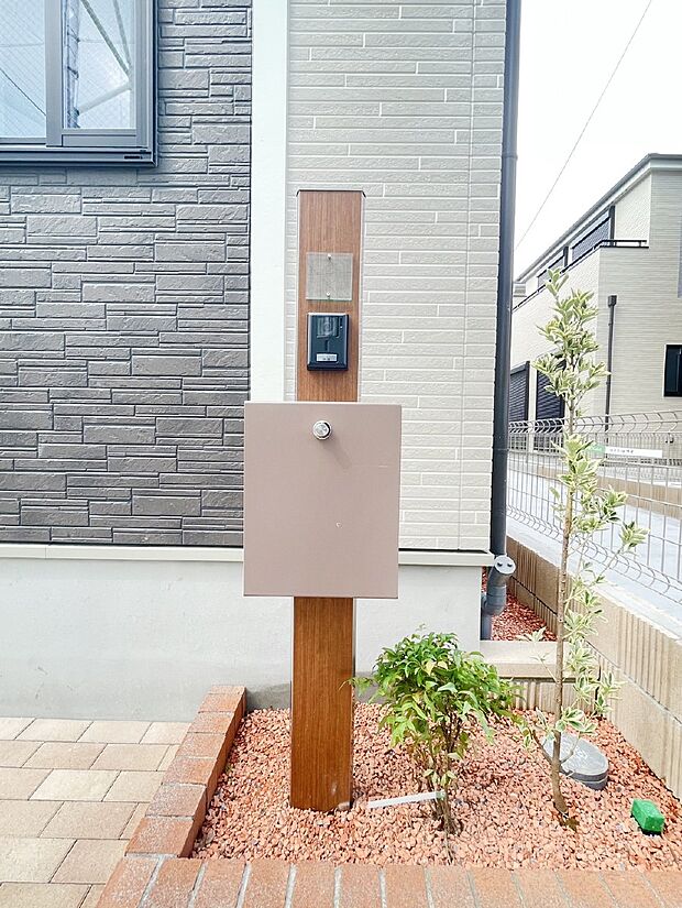 【その他現地】表札・インターホン・ポストをひとつに集約