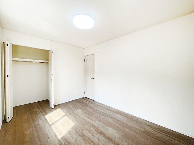 【洋室】収納が充実しているので、居住スペースを広く使えます。 