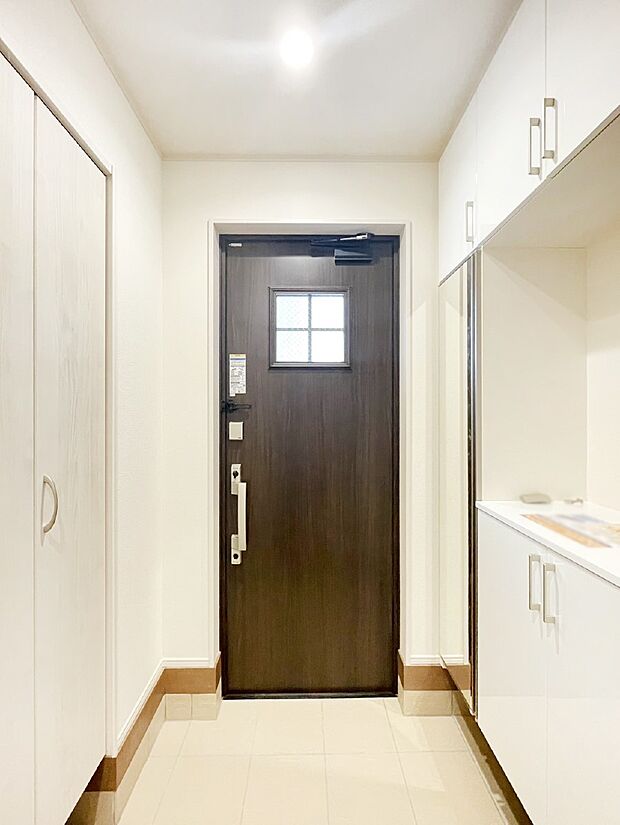 【玄関】明るい陽光が入り込む玄関。ご家族の靴もスッキリ収納できる玄関収納付き！