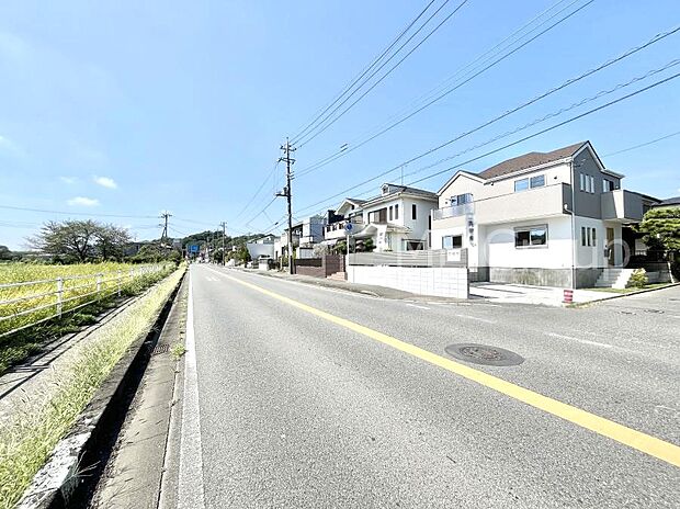 【前面道路含む現地写真】前面道路はきちんと整備されています  