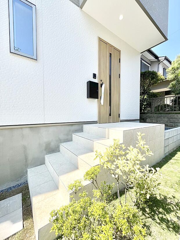 【玄関】大切な家族、来客を出迎える玄関。