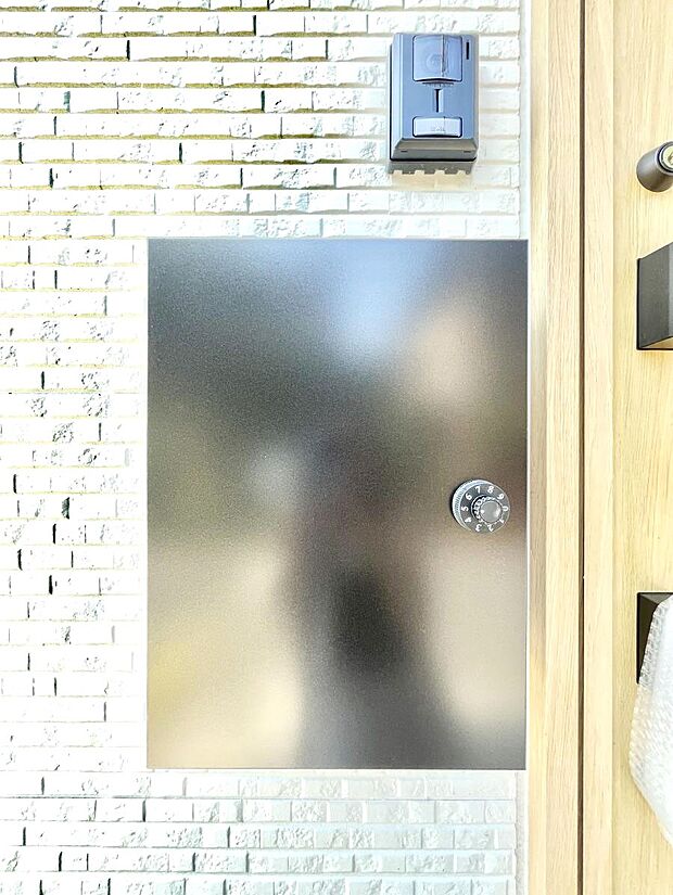 【その他現地】シンプルデザインのポスト。