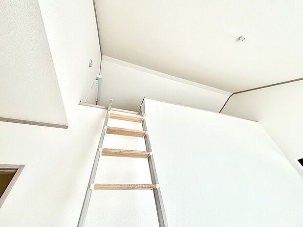 【その他設備(ロフト)】収納ほかにもアイデア次第で快適空間に大変身！  