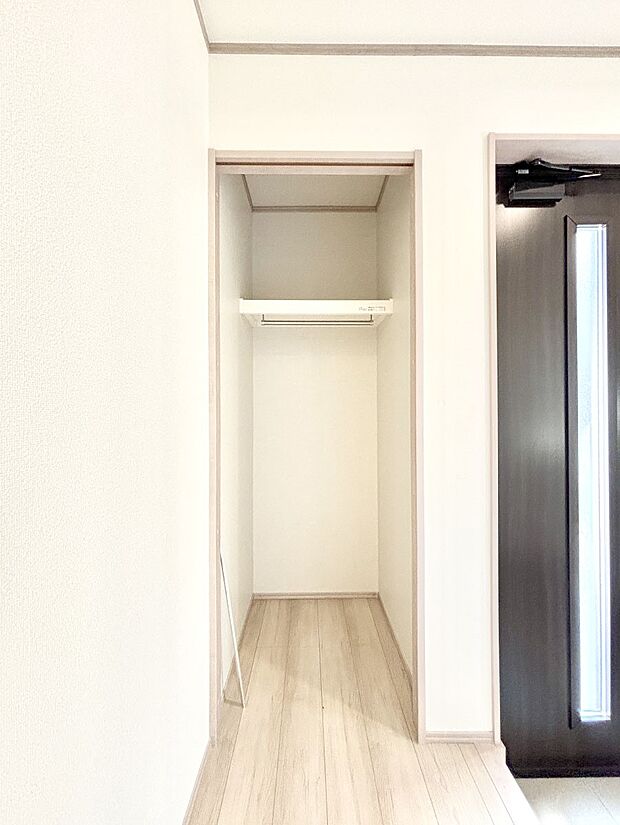 【その他設備(玄関ホール収納)】玄関ホール収納です。掃除道具やお出かけ用グッズの収納に便利です。