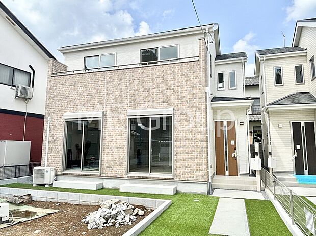 【現地外観写真】洗練された外観、上質な住空間が広がる室内は永く安心して過ごせる住居です。 