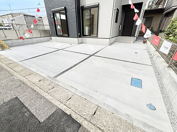 【駐車場】並列2台駐車可能なゆとりのカースペース