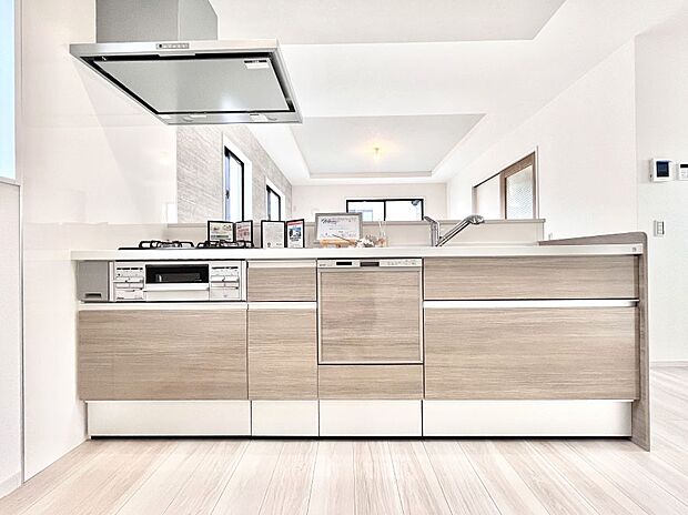 【ダイニングキッチン】料理をしながらでもご家族との会話を楽しめる対面キッチン