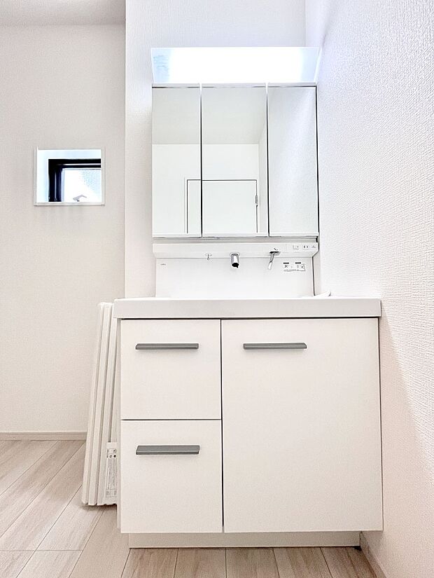 【洗面台・洗面所】大きく見やすい三面鏡で清潔感ある洗面台は、身だしなみチェックや肌のお手入れにおすすめです。