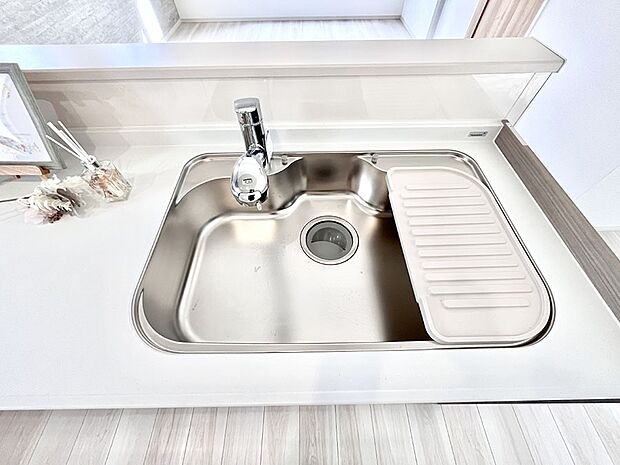 【その他設備(シンク)】広々としたシンクでお料理やお皿洗いもラクラク快適に！