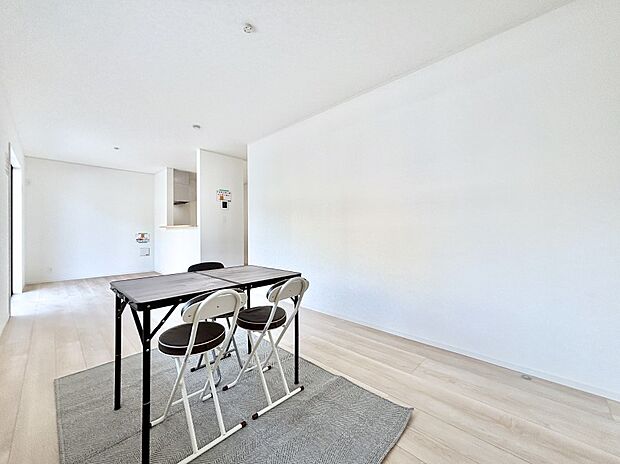 【ダイニング】明るい陽光が注ぎ、寛ぎの雰囲気に満たされるダイニング。   