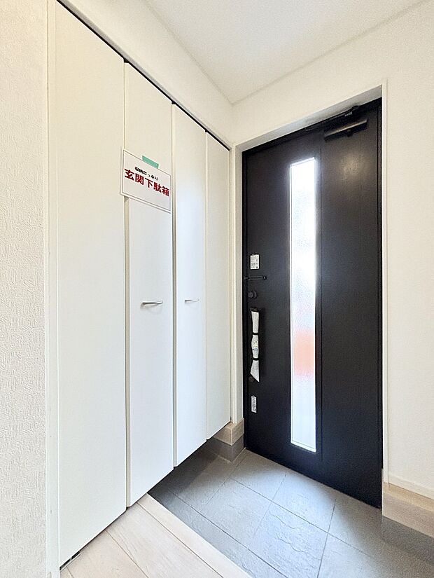 【玄関】天井まである玄関収納で、家族全員の靴もすっきり収納！