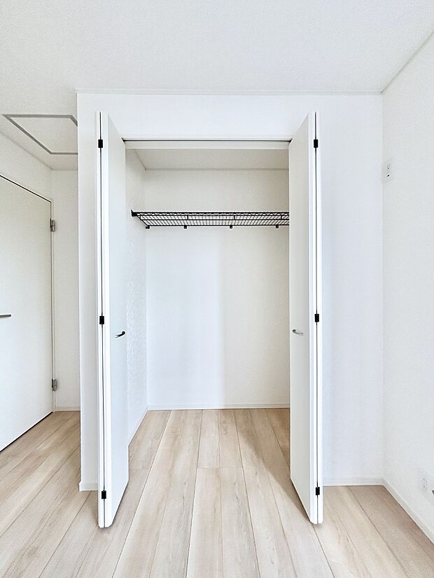 【収納】洋室のクローゼット。奥行きがあるので厚手の衣類もすっきり収まります。