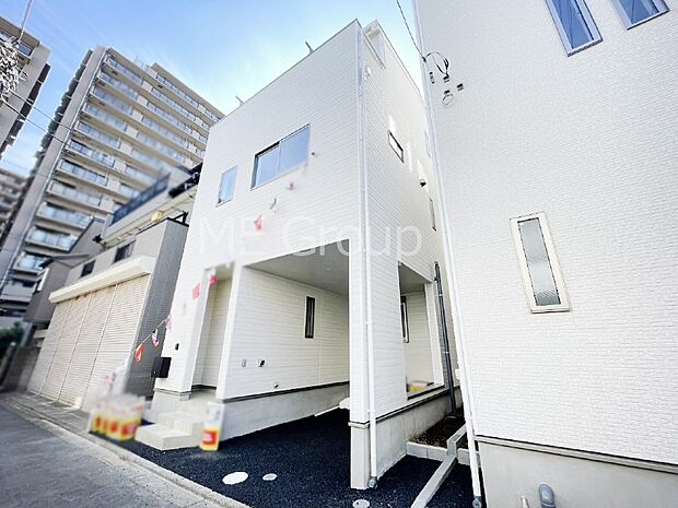 【現地外観写真】暮らしやすさと居心地の良さにこだわったシンプルで飽きのこないデザイン !