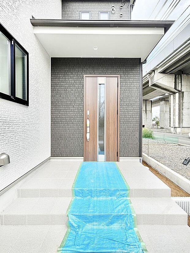 【玄関】玄関前は屋根付きで雨が降っていても濡れにくいです。