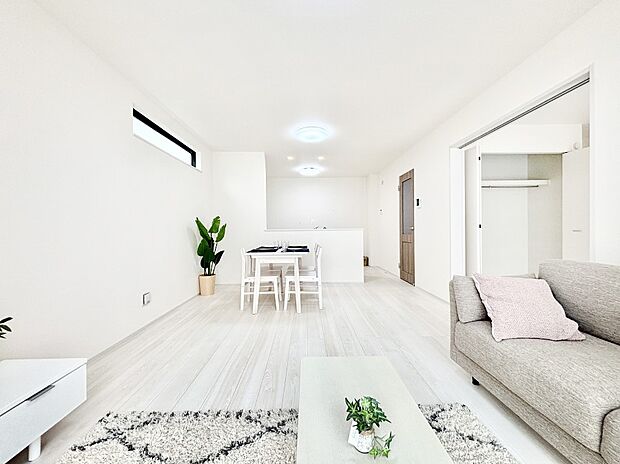 【ダイニング】シンプルなデザインなのでインテリアを考えるのも楽しみですね!