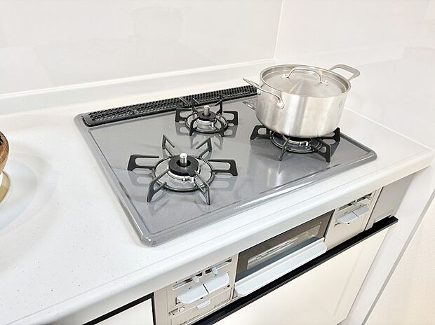 【その他設備(三口コンロ)】焼く・蒸す・煮るの工程を同時進行で進めることができる三口コンロ