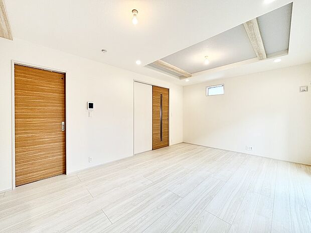 【ダイニング】明るい陽光が注ぎ、寛ぎの雰囲気に満たされるダイニング。