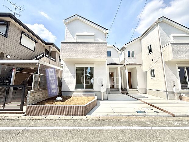 【現地外観写真】洗練された外観、上質な住空間が広がる室内は永く安心して過ごせる住居です。 