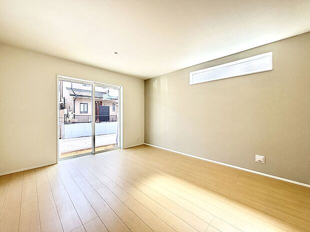 【ダイニング】大きな窓からたっぷりの陽光と風を感じられるリビング  