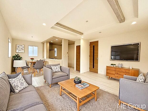 【リビング】ご家族の賑やかな話し声で包まれる明るいリビング ※家具はCGです