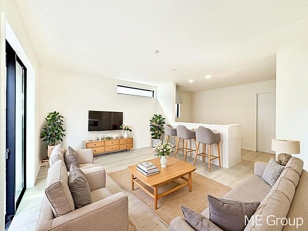 【リビング】ご家族の賑やかな話し声で包まれる明るいリビング ※家具はCGです