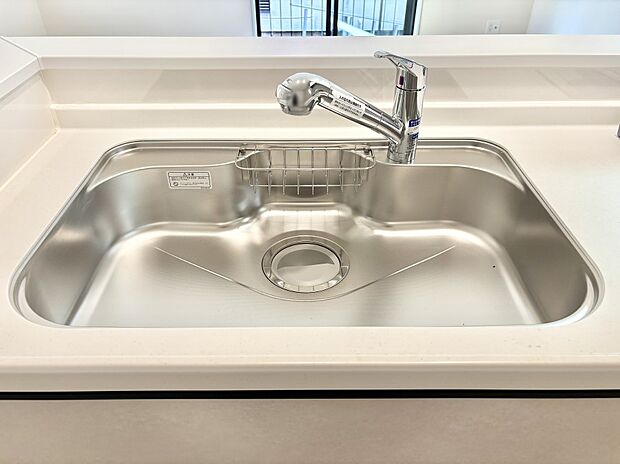 【その他設備(シンク)】広々としたシンクでお料理やお皿洗いもラクラク快適に!