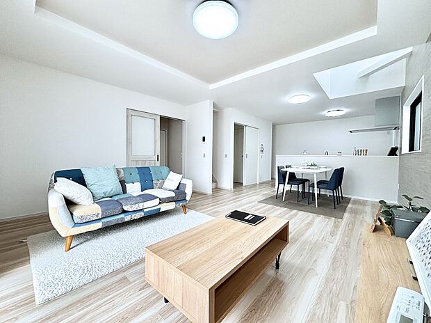 【リビングダイニング】折上天井は立体的な奥行きがあるので、天井が広く見えて開放的な空間を演出できます。